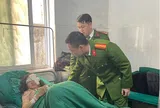 Tuyên Quang: Công an xã Mèo Vạc băng rừng cứu thai phụ bị đá lăn trúng người