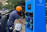 Đổi pin nhanh, không phụ thuộc chỗ sạc, xe máy điện VinFast thuận tiện với cư dân chung cư
