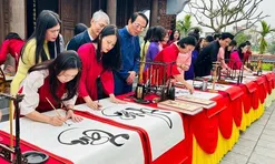 Lan tỏa giá trị Truyện Kiều từ lễ khai bút viết thư pháp