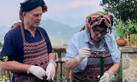 Du khách quốc tế mê mẩn trải nghiệm làm cơm lam giữa đại ngàn Pù Luông, Thanh Hóa