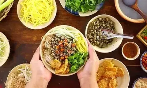 Cơm hến Cố đô Huế: Bản giao hưởng nồng nàn bên dòng Hương Giang