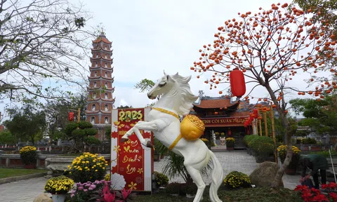 Quảng Trị: Linh vật bạch mã cõng kim nguyên bảo: Biểu tượng văn hóa cổ truyền tại chùa Hoằng Phúc