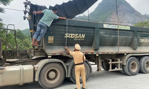 Quảng Trị: Cảnh sát giao thông siết chặt kiểm tra, xử lý vi phạm trong hoạt động vận chuyển khoáng sản