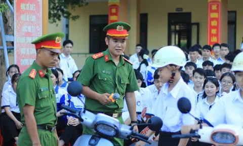 Quảng Trị: Công an xã Lệ Thủy tuyên truyền pháp luật, kỹ năng lái xe an toàn cho học sinh