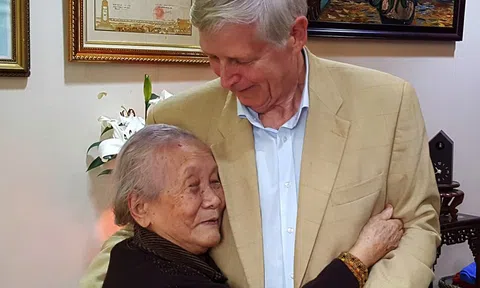 Về Bắc Ninh quê vợ, đến thăm nhà mẹ Doãn Ngọc Trâm và ra nghĩa trang viếng mộ Anh hùng Liệt sĩ Đặng Thùy Trâm....