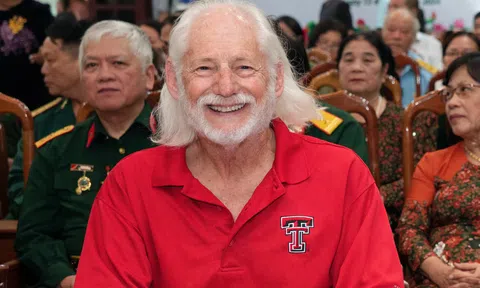 Ron Milam - Người đàn ông áo đỏ, có nụ cười thân thiện và say mê