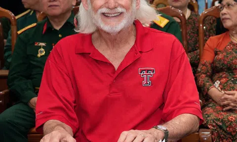 Ron Milam - Người đàn ông áo đỏ, có nụ cười thân thiện và say mê