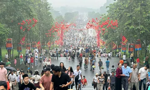 Phú Thọ: Mưa lớn, dòng người vẫn đổ về Đền Hùng; lực lượng công an đội mưa giữ nhịp hành hương thông suốt