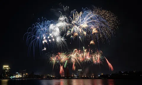 Phú Thọ: Mãn nhãn màn bắn pháo hoa rực sáng dịp Giỗ Tổ Hùng Vương Bính Ngọ