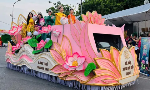 Hà Nội: Diễu hành nghệ thuật  “Sen xuống phố” xác lập hai kỷ lục Việt Nam