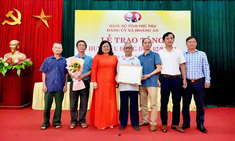 Phú Thọ: Đảng ủy xã Hoàng An trao Huy hiệu Đảng cho 103 đảng viên dịp 2/9