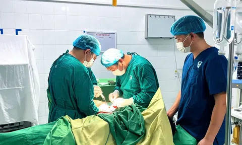 Phú Thọ: Trung tâm Y tế khu vực Vĩnh Tường cấp cứu trong đêm, phẫu thuật thành công vết thương phức tạp do kính cắt vào tay