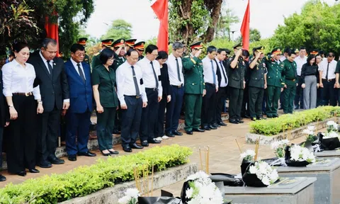 Phó Thủ tướng Hồ Quốc Dũng dự lễ viếng, truy điệu, an táng hài cốt liệt sĩ tại Gia Lai