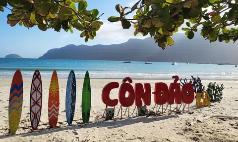 Côn Đảo mùa xuân – nơi biển biếc hóa thành lời thề trước mộ cô Sáu