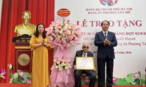 Trao Huy hiệu 80 năm tuổi Đảng cho đảng viên lão thành Nguyễn Huynh