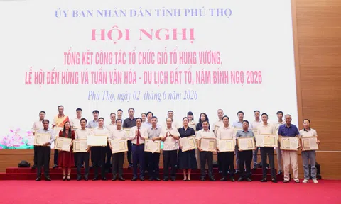 Bí thư Tỉnh ủy trao Thư khen, UBND tỉnh Phú Thọ tặng Bằng khen cho Tạp chí điện tử Văn hóa và Phát triển