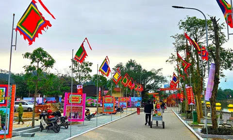 Nghệ An: Chưa đến chính hội vẫn đông người đến thắp hương đền ông Hoàng Mười