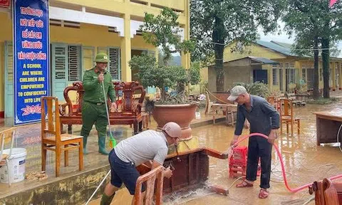 Quảng Trị: Học sinh vùng ngập lụt trở lại trường sau mưa lũ