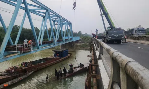 Trục vớt sà lan cuối cùng mắc kẹt dưới cầu đường sắt Mỹ Chánh