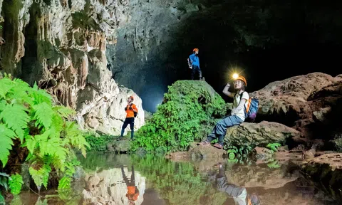 Hồ canxi xanh như ngọc bích trong hang động ở Quảng Trị
