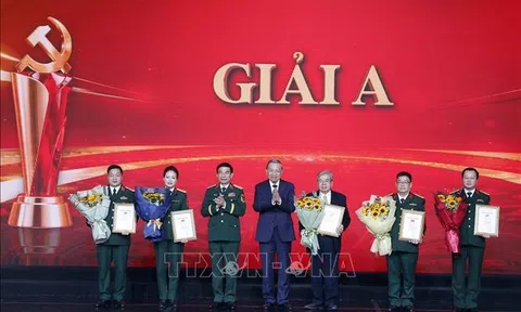 Trao giải cuộc thi 'Vững bước dưới cờ Đảng'