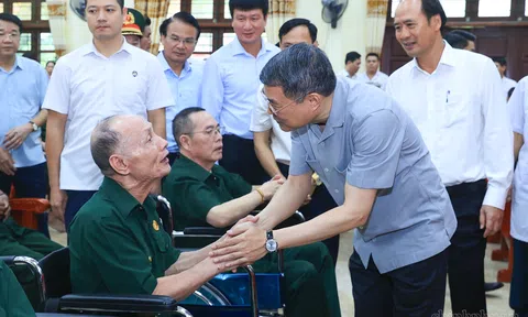 Thủ tướng Lê Minh Hưng thăm, tặng quà các thương binh, bệnh binh tại Ninh Bình