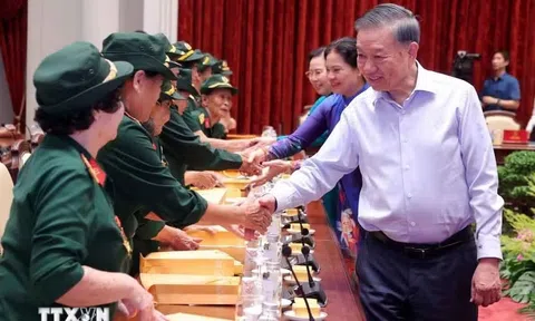 Tổng Bí thư, Chủ tịch nước Tô Lâm gặp mặt Đại đội nữ lái xe Trường Sơn