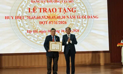 Hà Nội: Phường Tây Hồ trao tặng Huy hiệu Đảng cho 110 đảng viên từ 30 đến 70 đảng đợt 07-11