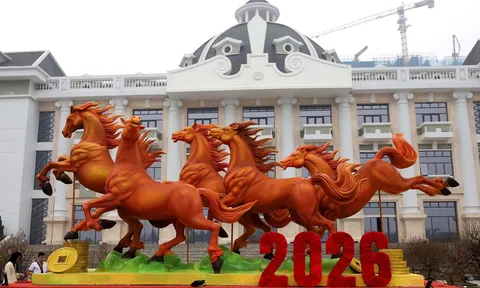 Phú Thọ: Linh vật ngựa tại quảng trường Hùng Vương - điểm nhấn đón Tết Nguyên đán Bính Ngọ (2026)