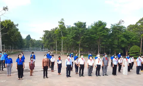 Tiếp sức hàng trăm thanh thiếu nhi Bình Phước để chào sinh nhật Đội