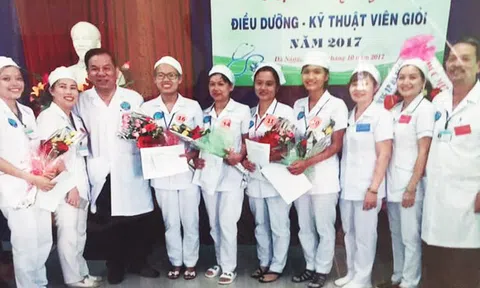 Những đoá hoa bụt trắng