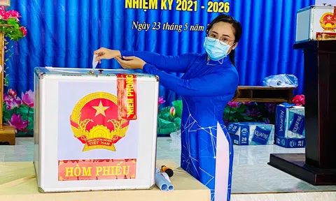 Nhiều cử tri miền biên viễn tự hào mặc áo dài Việt đi bỏ phiếu tại Bình Phước