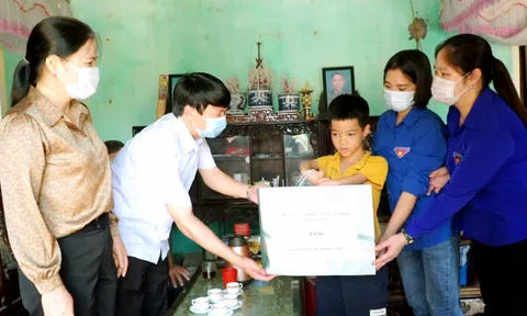 Vĩnh Phúc: Lãnh đạo huyện Yên Lạc thăm, tặng quà nhân Ngày Quốc tế thiếu nhi 1-6