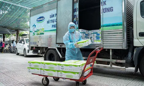 Vinamilk ủng hộ sữa, nước giải khát cho lực lượng tuyến đầu Tp Hồ Chí Minh trong 2 tuần chống dịch cao điểm