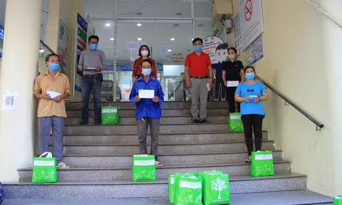 Phường Nguyễn Thái Bình tiếp tục trao 71 phần quà  cho hộ nghèo, cận nghèo, hộ có hoàn cảnh khó khăn