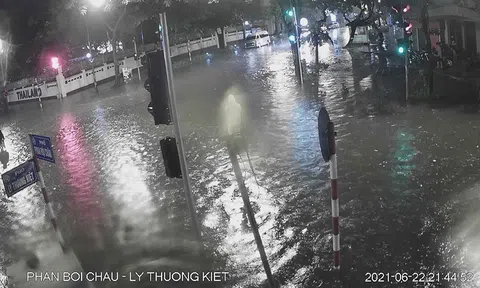 Mưa rào gây úng ngập một số khu vực tại Hà Nội