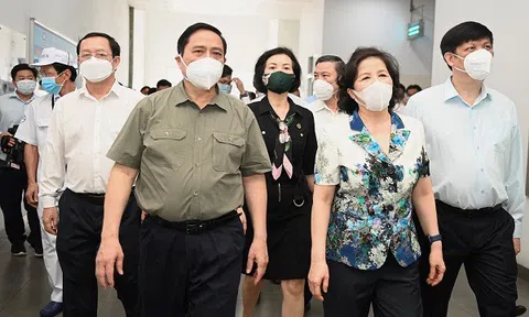 Thủ tướng Chính phủ đánh giá cao mô hình “vừa sản xuất, vừa chiến đấu” khi thăm siêu nhà máy sữa của Vinamilk​