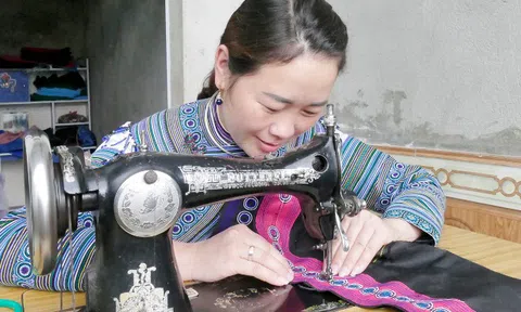 Lào Cai: “Thổi hồn” vào trang phục truyền thống