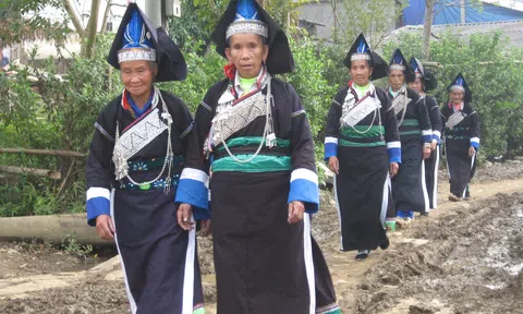 Lào Cai: Nghệ thuật trang trí trên trang phục người Pa Dí