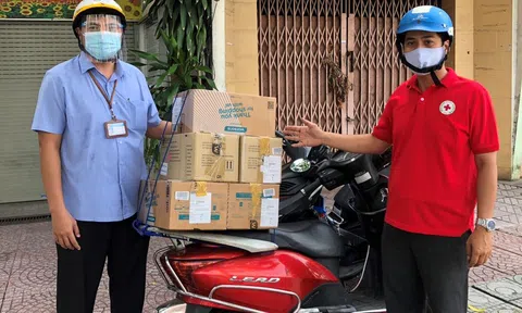 Hội Chữ Thập Đỏ quận 1 tiếp nhận và trao tặng hàng hóa hỗ trợ trong công tác phòng chống dịch bệnh covid – 19