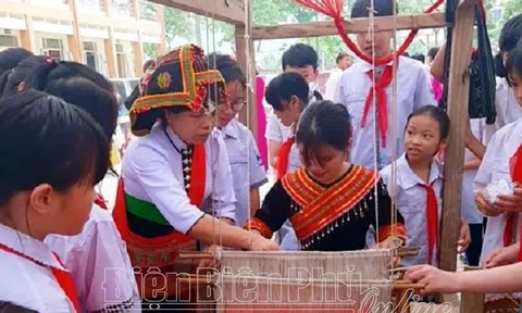 Xuân về trên bản Mển