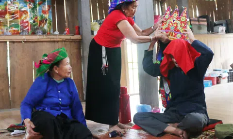 Lào Cai: Người thêu “bảo bối” của thầy Then