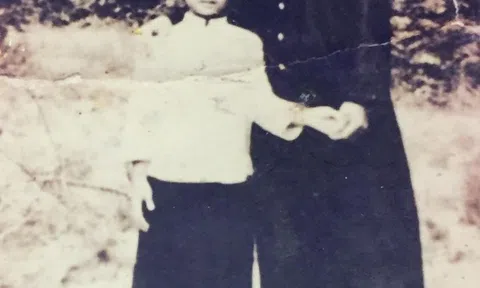 Tấm ảnh xé đôi