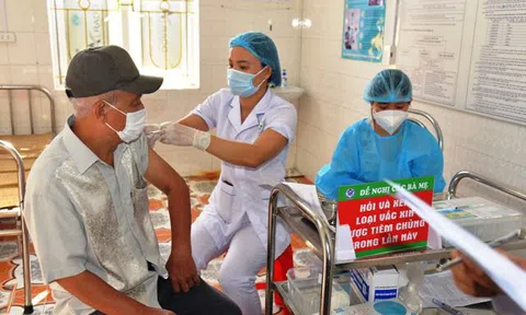 Bắc Giang: Trạm Y tế TT Bích Động Việt Yên tiêm vắc xin COVID-19 cho người có bệnh nền và trên 65 tuổi