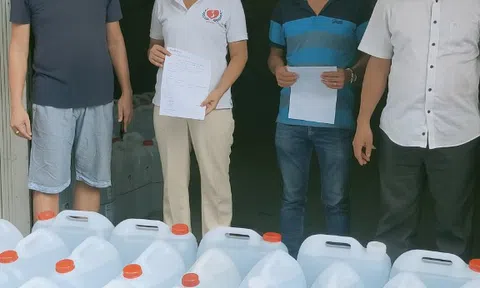 Ban tổ chức chương trình “Thầm lặng nơi tuyến đầu”:  Trao nhiều phần quà đến bà con gặp khó khăn do Covid-19 tại tỉnh Tiền Giang