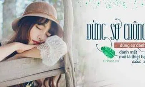 Chiếc giày phải bên trong cánh cửa