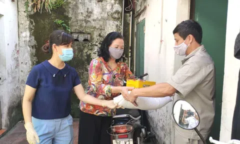 Nhóm thiện nguyện Ong Chăm trao tặng 730 suất quà cho người có hoàn cảnh khó khăn trên địa bàn quận Thanh Xuân