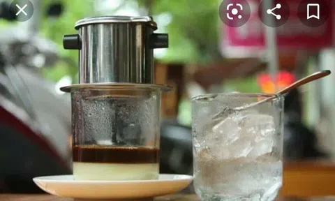 Bên ly cà phê