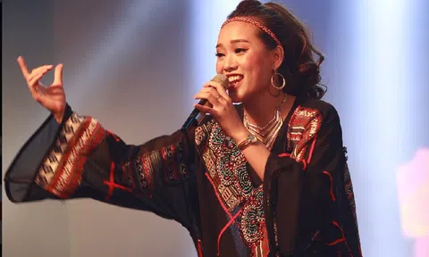 Nữ ca sĩ dân tộc Tày ra MV động viên “chiến sĩ áo trắng”