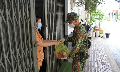 Phường Cầu Ông Lãnh “Đi từng hẻm, gõ cửa từng nhà” hỗ trợ người dân